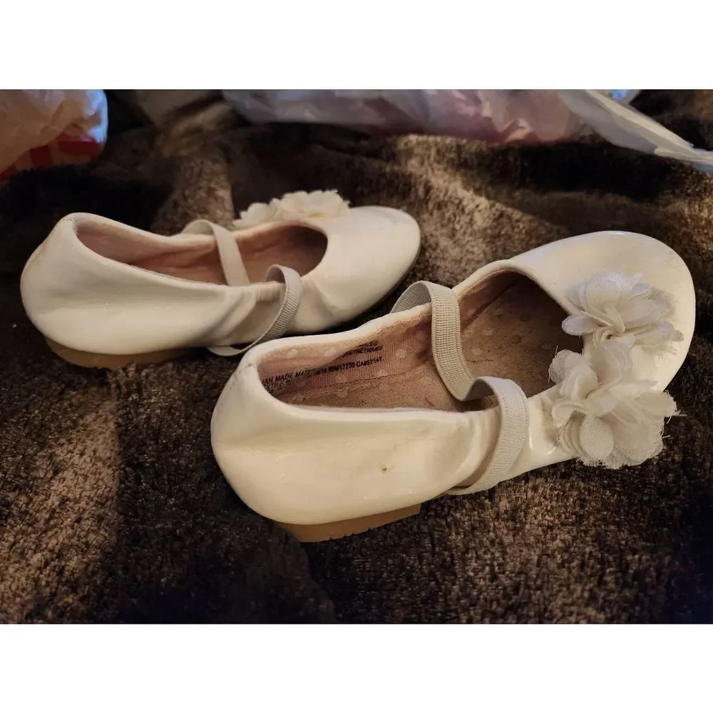 Girls white dress shoes size 8 cherokee